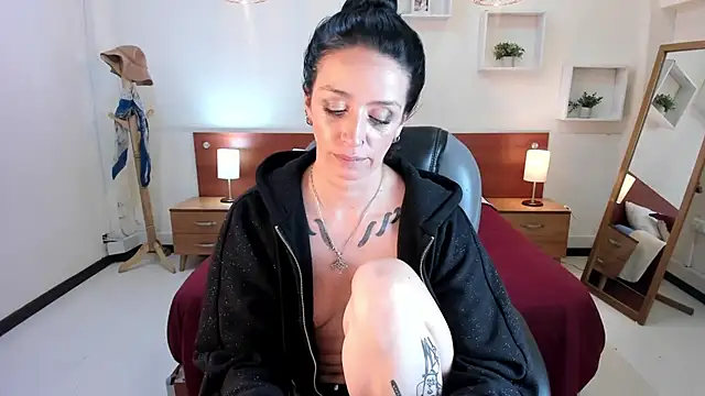 Kristen Garner online show from February 8, 11:55 pm