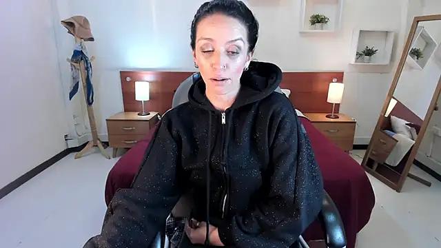 Kristen Garner online show from February 9, 6:33 am