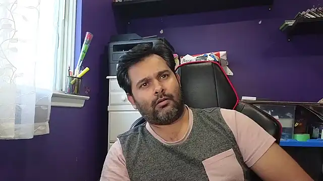 Snapshot of Sakhtlaundaz chatting on December 13, 9:30 pm Sakhtlaundaz online show from December 13, 9:30 pm