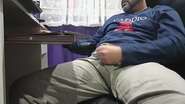 Snapshot of Sakhtlaundaz chatting on December 17, 11:27 pm Sakhtlaundaz online show from December 17, 11:27 pm