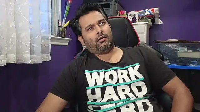 Snapshot of Sakhtlaundaz chatting on December 29, 9:41 pm Sakhtlaundaz online show from December 29, 9:41 pm