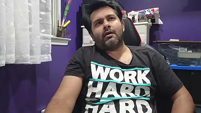 Snapshot of Sakhtlaundaz chatting on January 2, 1:17 am Sakhtlaundaz online show from January 2, 1:17 am