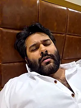 Snapshot of Sakhtlaundaz chatting on February 24, 10:26 am Sakhtlaundaz online show from February 24, 10:26 am