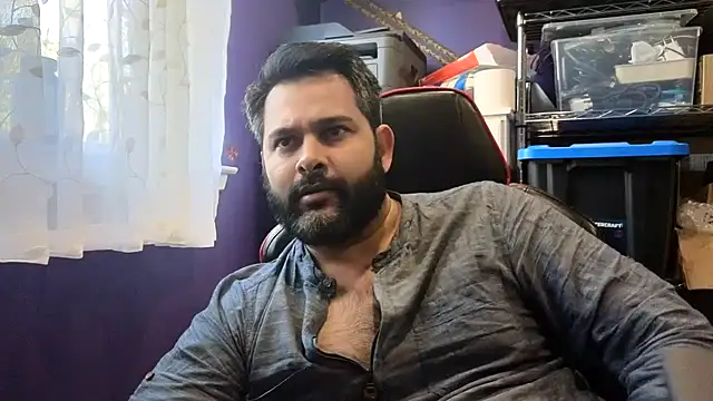 Snapshot of Sakhtlaundaz chatting on November 4, 6:07 pm Sakhtlaundaz online show from November 4, 6:07 pm