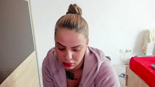 Snapshot of Ellyslimdoll chatting on November 20, 8:47 am Ellyslimdoll online show from November 20, 8:47 am