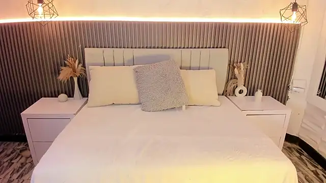 SHANONCLARK online show from October 2, 7:10 pm