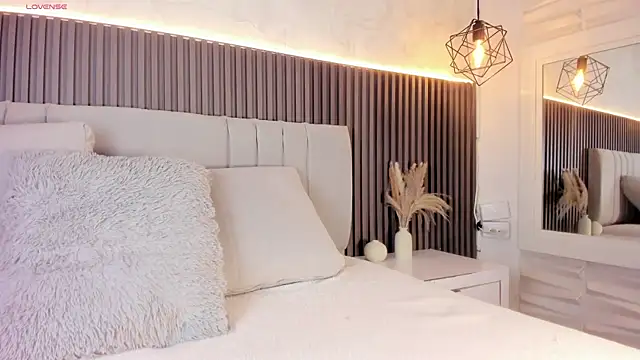 SHANONCLARK online show from November 7, 7:14 pm