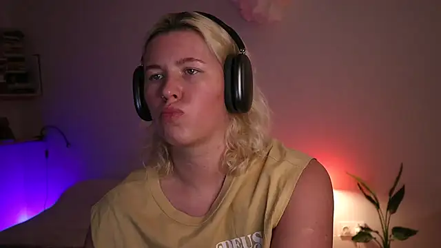 moonamii online show from January 30, 5:17 pm