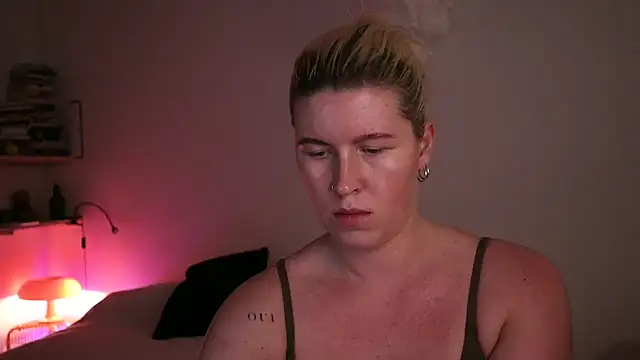 moonamii online show from February 18, 7:52 pm