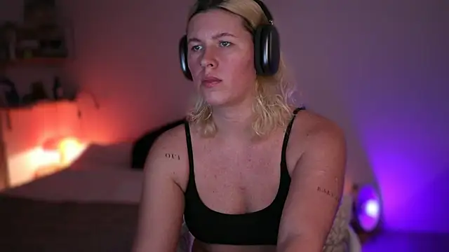 moonamii online show from March 5, 6:56 pm