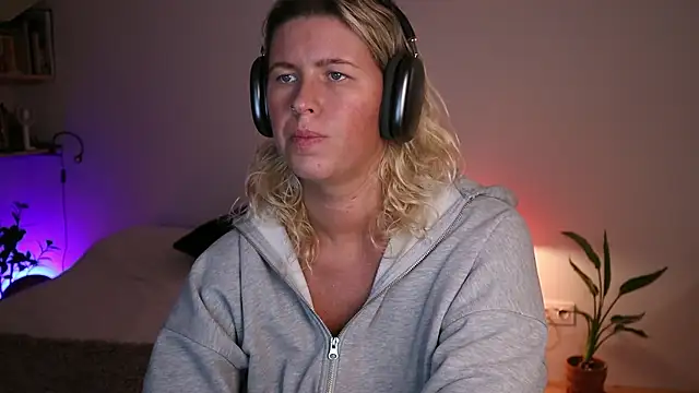 moonamii online show from October 3, 5:21 pm