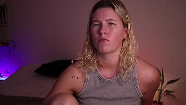 moonamii online show from October 8, 4:37 pm