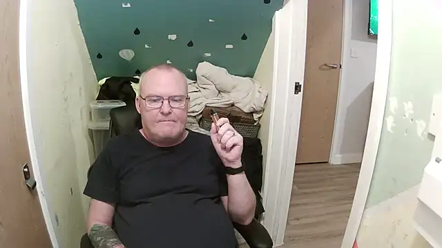 Snapshot of FriendlyDave chatting on February 1, 7:02 pm FriendlyDave online show from February 1, 7:02 pm