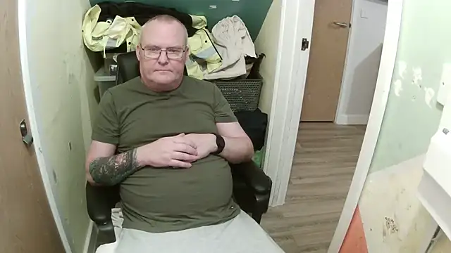 Snapshot of FriendlyDave chatting on February 5, 6:59 pm FriendlyDave online show from February 5, 6:59 pm