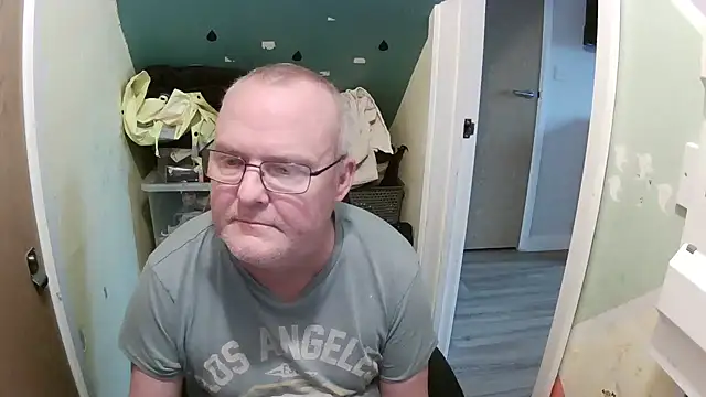 Snapshot of FriendlyDave chatting on February 8, 11:01 am FriendlyDave online show from February 8, 11:01 am