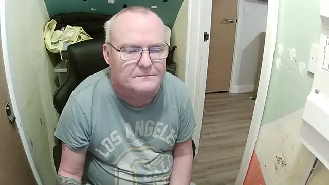 Snapshot of FriendlyDave chatting on February 9, 8:13 pm FriendlyDave online show from February 9, 8:13 pm