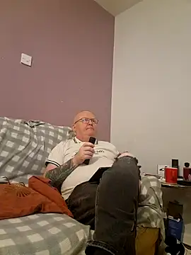 Snapshot of FriendlyDave chatting on February 12, 9:33 pm FriendlyDave online show from February 12, 9:33 pm