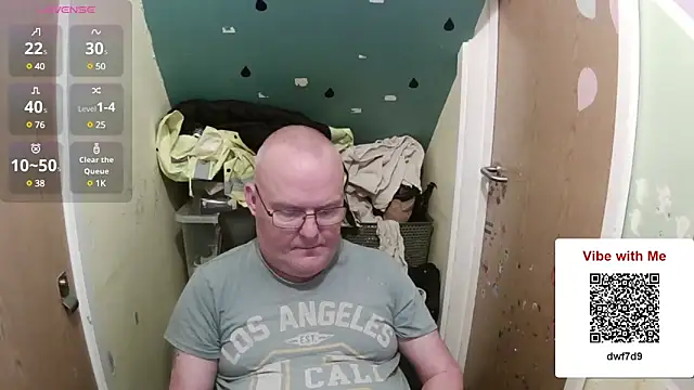 Snapshot of FriendlyDave chatting on February 13, 2:52 pm FriendlyDave online show from February 13, 2:52 pm