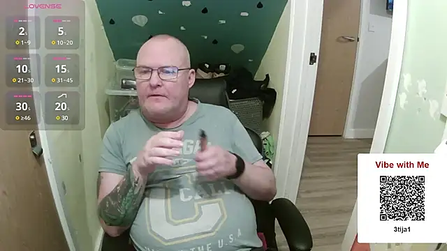 Snapshot of FriendlyDave chatting on February 15, 6:55 pm FriendlyDave online show from February 15, 6:55 pm