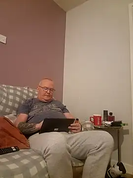 Snapshot of FriendlyDave chatting on February 16, 10:54 pm FriendlyDave online show from February 16, 10:54 pm