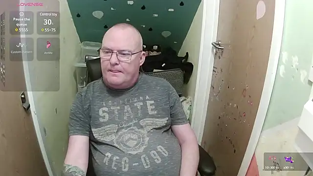 Snapshot of FriendlyDave chatting on February 17, 10:18 am FriendlyDave online show from February 17, 10:18 am