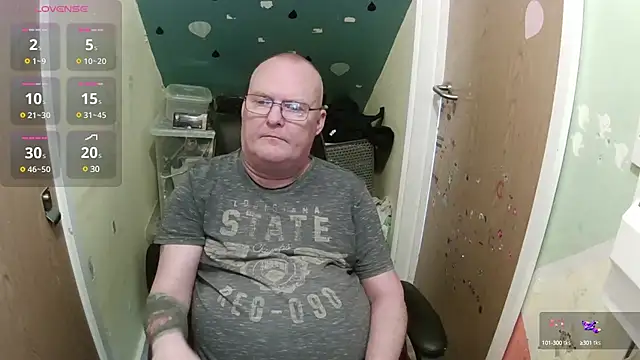 Snapshot of FriendlyDave chatting on February 18, 11:33 am FriendlyDave online show from February 18, 11:33 am