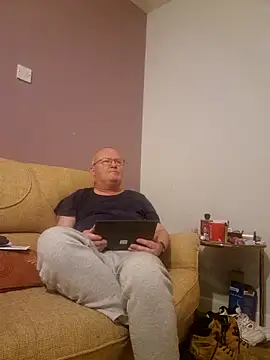 Snapshot of FriendlyDave chatting on March 4, 10:05 pm FriendlyDave online show from March 4, 10:05 pm