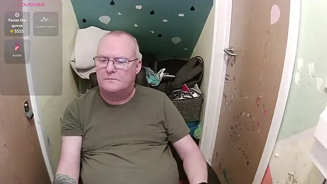 Snapshot of FriendlyDave chatting on March 21, 9:34 am FriendlyDave online show from March 21, 9:34 am