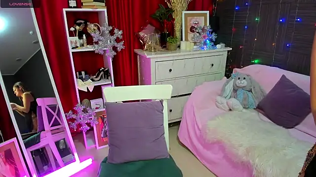 Snapshot of Queen_baby chatting on December 12, 1:43 am Queen baby online show from December 12, 1:43 am