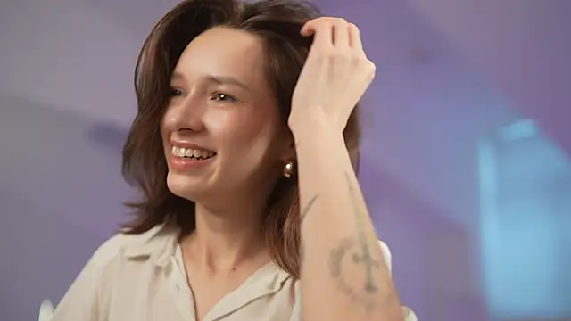 VivianLy  online show from January 9, 11:03 am