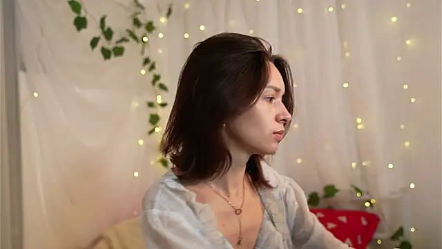 VivianLy  online show from January 15, 7:48 am