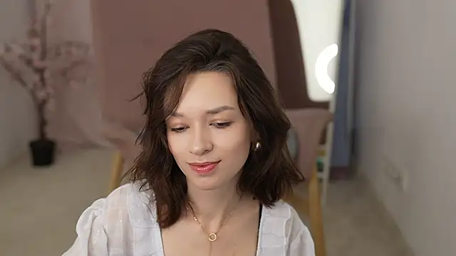 VivianLy  online show from January 26, 8:03 am