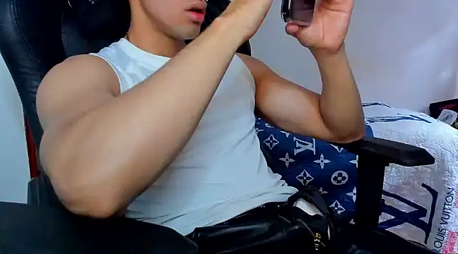 Snapshot of Tommy_Bred chatting on February 7, 5:40 pm Tommy Bred online show from February 7, 5:40 pm