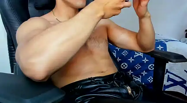 Snapshot of Tommy_Bred chatting on February 11, 9:25 pm Tommy Bred online show from February 11, 9:25 pm