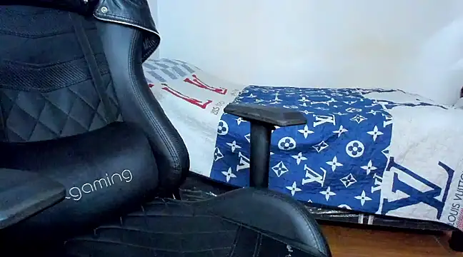 Snapshot of Tommy_Bred chatting on February 26, 9:27 pm Tommy Bred online show from February 26, 9:27 pm