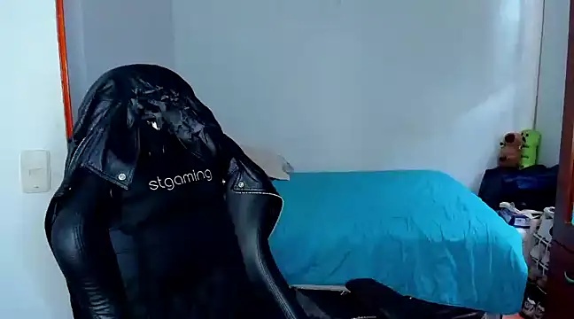 Snapshot of Tommy_Bred chatting on March 6, 5:43 pm Tommy Bred online show from March 6, 5:43 pm