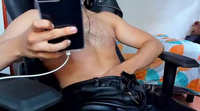 Snapshot of Tommy_Bred chatting on March 11, 6:52 pm Tommy Bred online show from March 11, 6:52 pm