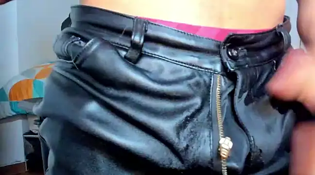 Snapshot of Tommy_Bred chatting on March 11, 9:59 pm Tommy Bred online show from March 11, 9:59 pm