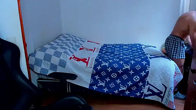 Snapshot of Tommy_Bred chatting on September 11, 5:13 pm Tommy Bred online show from September 11, 5:13 pm