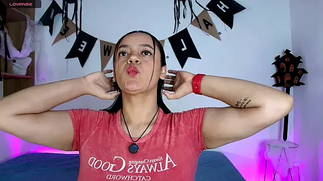 Snapshot of VICTORIABLACK_@xh chatting on October 13, 12:05 pm VICTORIABLACK xh online show from October 13, 12:05 pm