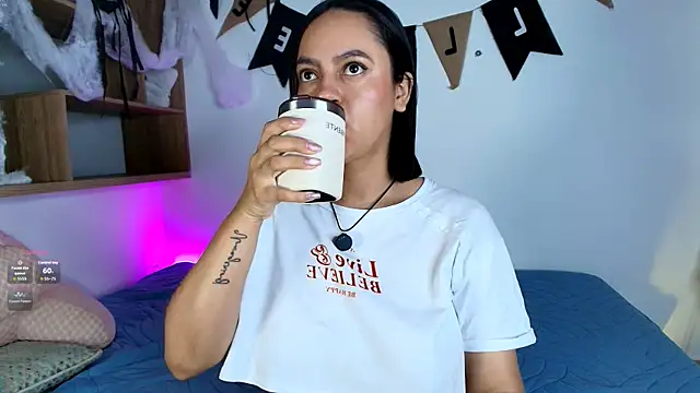 Snapshot of VICTORIABLACK_@xh chatting on October 15, 10:59 am VICTORIABLACK xh online show from October 15, 10:59 am