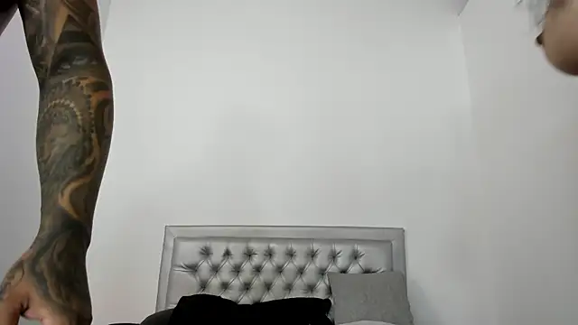 Snapshot of SEXXYLATINCOUPLE1 chatting on February 14, 2:44 pm SEXXYLATINCOUPLE1 online show from February 14, 2:44 pm