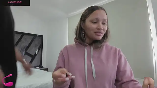 Snapshot of AnnieAndStefan chatting on November 6, 2:18 pm AnnieAndStefan online show from November 6, 2:18 pm