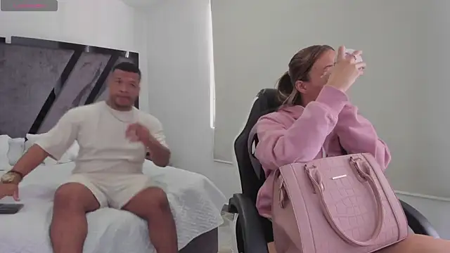 Snapshot of AnnieAndStefan chatting on December 15, 2:10 pm AnnieAndStefan online show from December 15, 2:10 pm