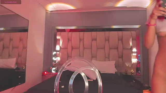 Emmily Savage online show from February 7, 7:07 am