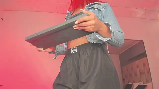 Emmily Savage online show from February 18, 10:27 am