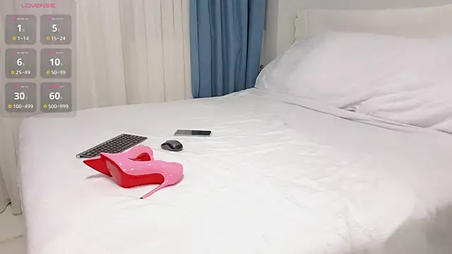 missmiamore online show from December 8, 8:36 pm