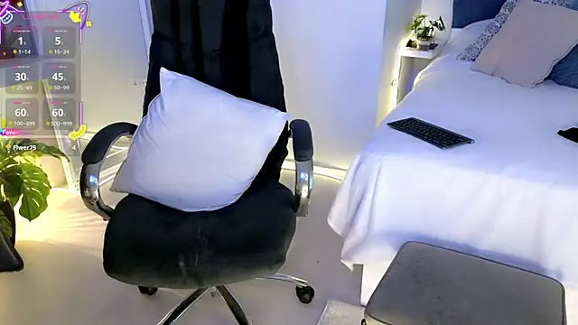 missmiamore online show from October 20, 1:33 pm