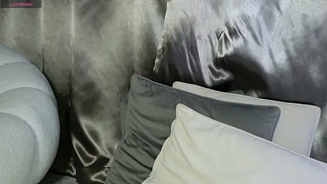 moniqque online show from March 12, 10:59 am