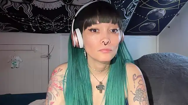 Snapshot of FRRANNKIE chatting on February 6, 6:35 pm FRRANNKIE online show from February 6, 6:35 pm